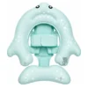 Bebê utilizando Baby Float Nash Slope Pillow na piscina.