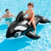 Criança brincando com Boia Inflavel Baleia Nash.