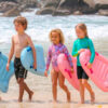 Criança utilizando Prancha Bodyboard Inflável Nash.