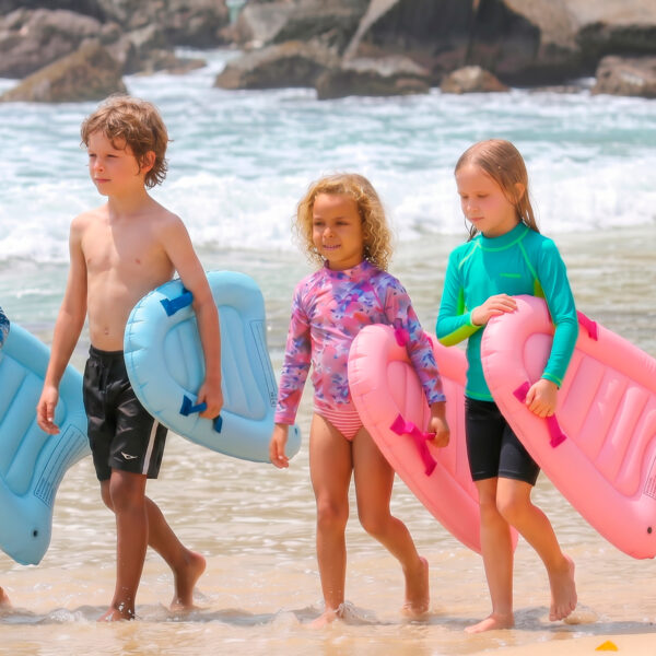 Criança utilizando Prancha Bodyboard Inflável Nash.