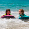 Criança utilizando Prancha Bodyboard Inflável Nash.