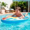 Criança brincando com Prancha Surf Inflável Nash. Titulo: Uso da Prancha Surf Inflável Nash na piscina.